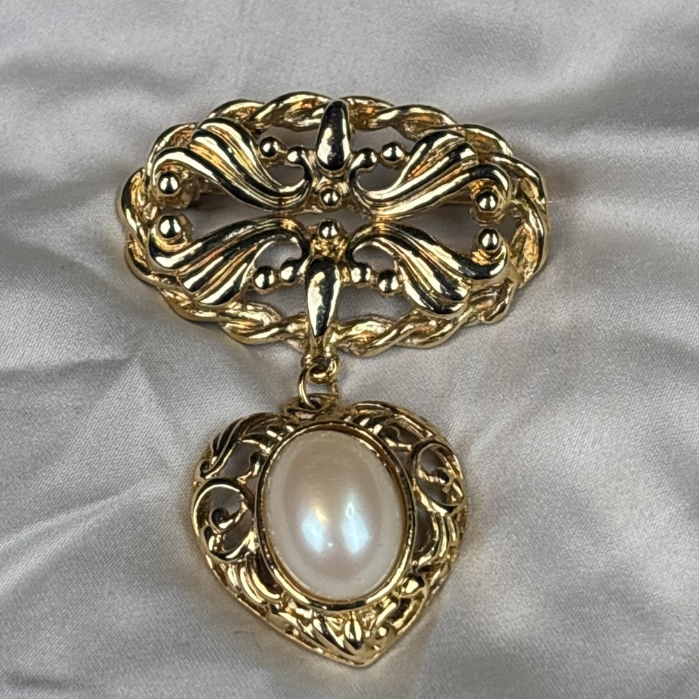 Vintage‎ Gold Tone Faux Pearl Dangle Brooch Pin Ornate Scroll Design Unsigned